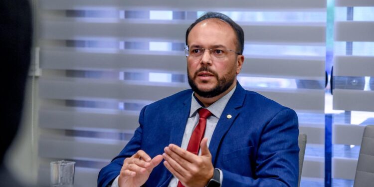 Deputado Thiago de Joaldo desafia governo  e cobra fim da tarifa mínima da água em Sergipe