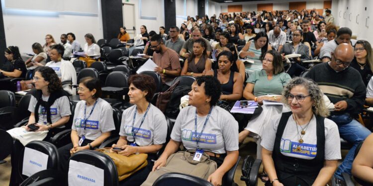 Programa Alfabetiza Sergipe inicia atividades pedagógicas do ano letivo com formação de educadores