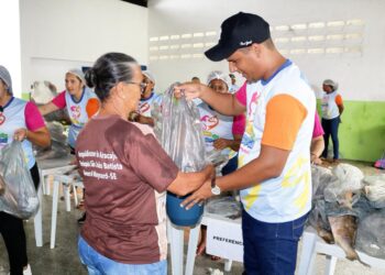 Histórico! General Maynard distribui camarão e peixe na Semana Santa