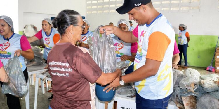 Histórico! General Maynard distribui camarão e peixe na Semana Santa