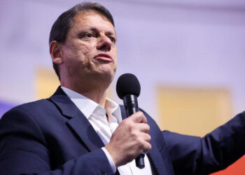 Tarcísio sanciona aumento salarial de 10% e plano de carreira para polícias em SP