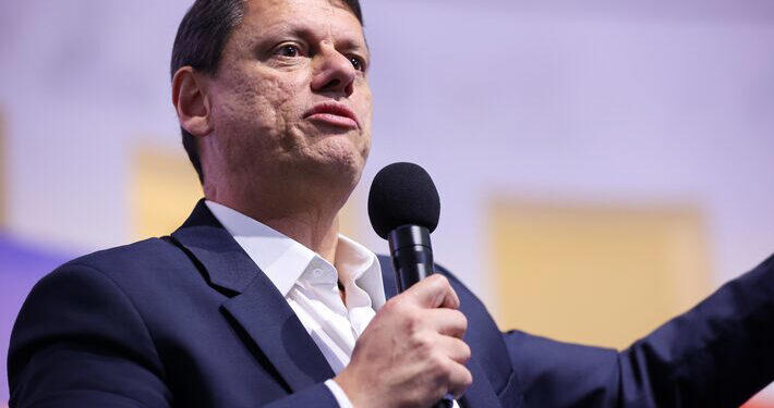 Tarcísio sanciona aumento salarial de 10% e plano de carreira para polícias em SP