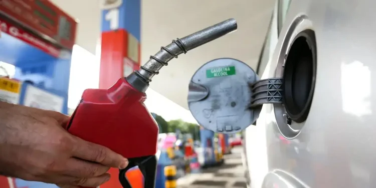 Gasolina e alimentos pressionam, e prévia da inflação sobe para 0,89%