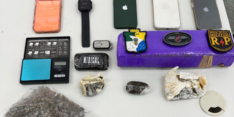 Polícia Militar prende três suspeitos por tráfico de drogas no Bairro Farolândia