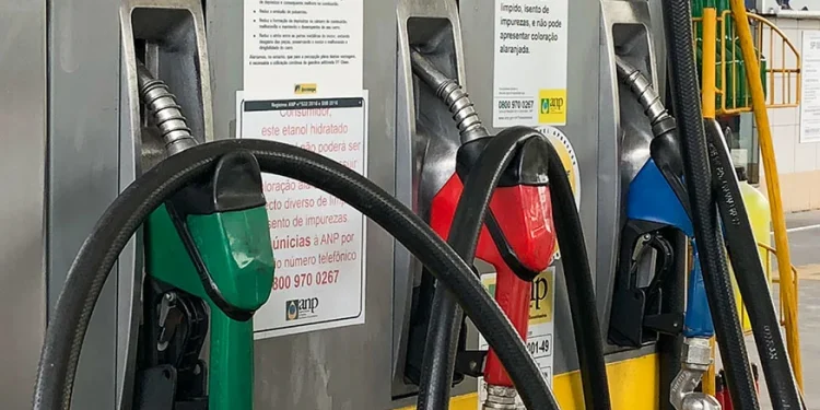 Aumento do teor de etanol na gasolina será discutido no próximo mês, afirma ministro de Minas e Energia