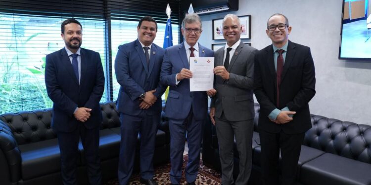 Senador Laércio vota a favor do aumento do piso salarial da saúde