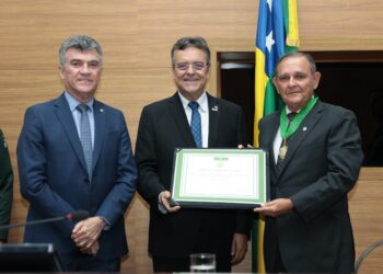 Deputado Luciano Pimentel entrega Medalha “Amigo de Sergipe” ao general da reserva Artur Costa Moura