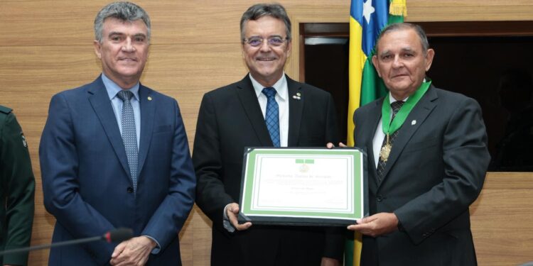 Deputado Luciano Pimentel entrega Medalha “Amigo de Sergipe” ao general da reserva Artur Costa Moura