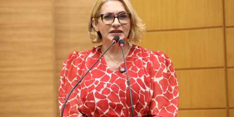 Linda Brasil destaca Paralisação Nacional do Magistério Público