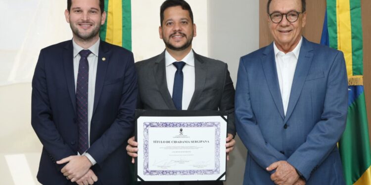 Alese concede Título de Cidadania Sergipana ao servidor Luís Artur Neves Araújo