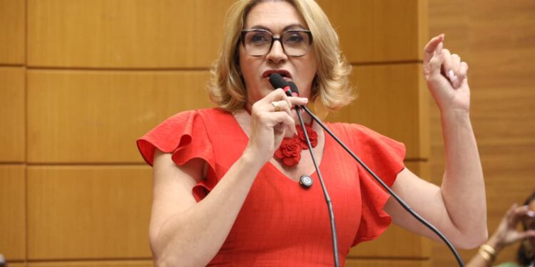 Linda Brasil destaca protestos contra a falta de água em Aracaju