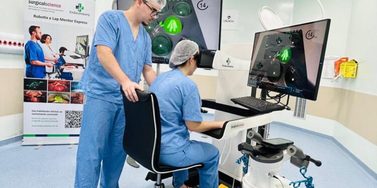 Hospital de Cirurgia promove workshop cirúrgico com simulador de robótica