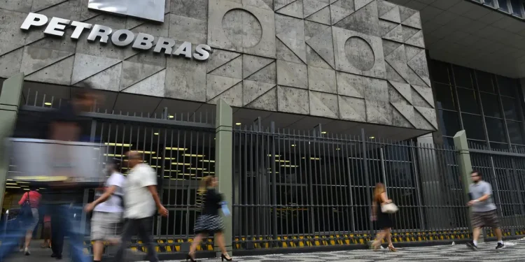 Petrobras destitui diretor de área que vendeu gás com 100% de ágio