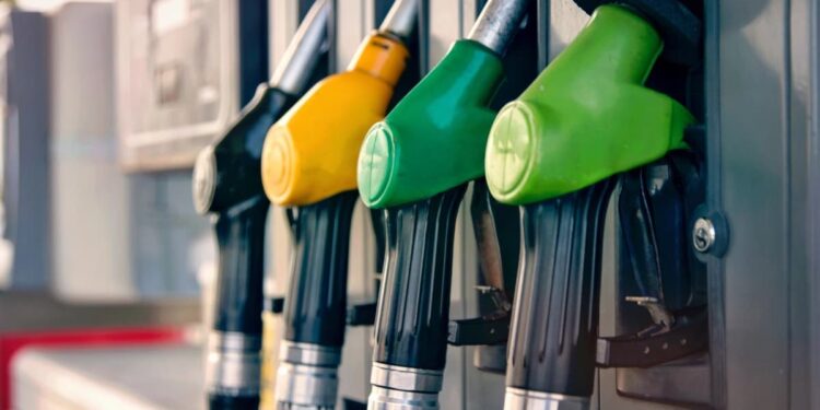 Vendas de combustíveis recuam em fevereiro ante janeiro, apesar de alta anual