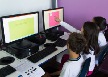 Brasil supera 99 mil escolas públicas com internet e planeja universalizar conectividade até o fim de 2026