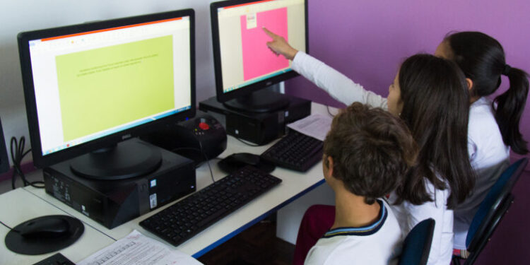 Brasil supera 99 mil escolas públicas com internet e planeja universalizar conectividade até o fim de 2026