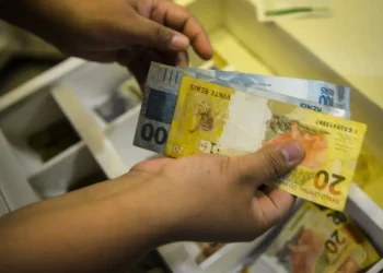 Governo propõe salário mínimo de R$ 1.717 em 2027