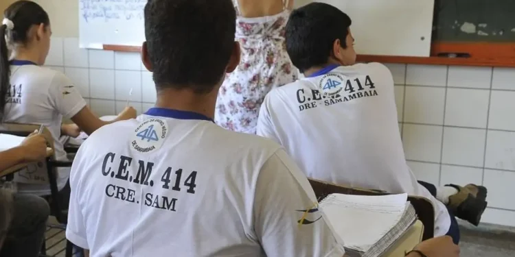 Pé-de-Meia reduz abandono escolar no ensino médio em 43% em dois anos