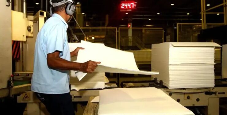 Fim da escala 6×1: estudos divergem sobre impactos no PIB e inflação