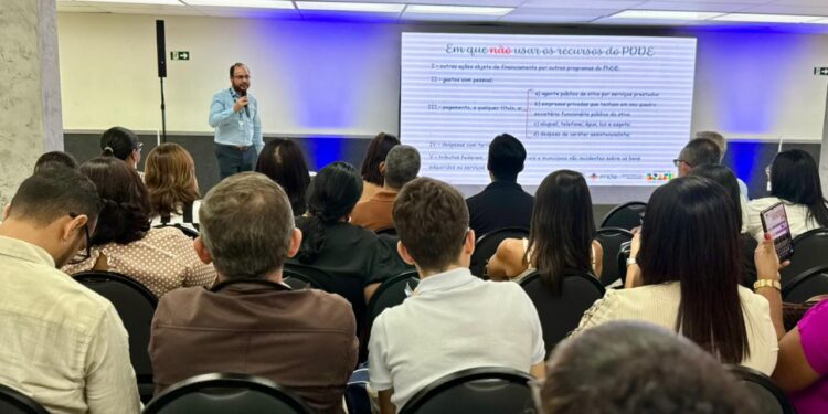 Gestores municipais participam de capacitação da FAMES sobre programas federais