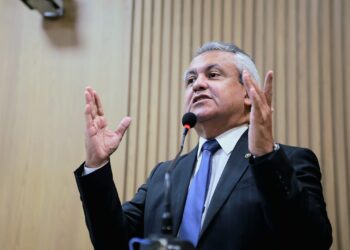 Elber afirma que prefeita Emília “subiu ao palanque” antes da hora