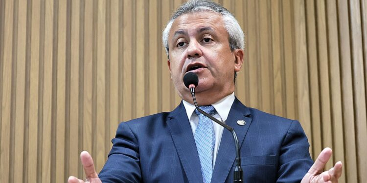 Elber alerta para condições da avenida Maranhão e pede solução do impasse entre Iguá e Prefeitura de Aracaju