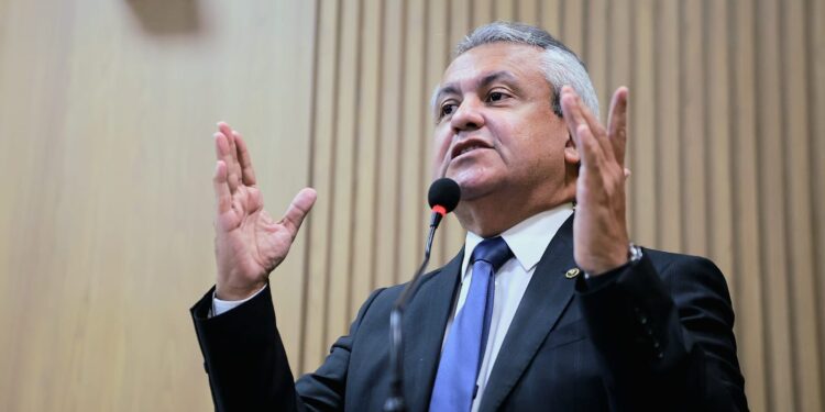 Elber afirma que prefeita Emília “subiu ao palanque” antes da hora