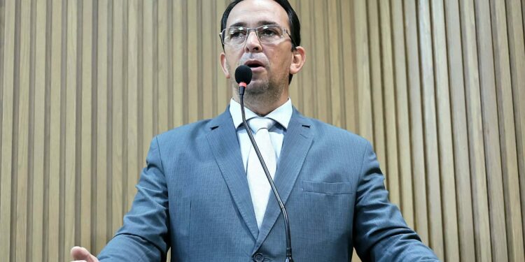 Fábio Meireles (PDT) critica abandono da limpeza de canais na zona norte da capital