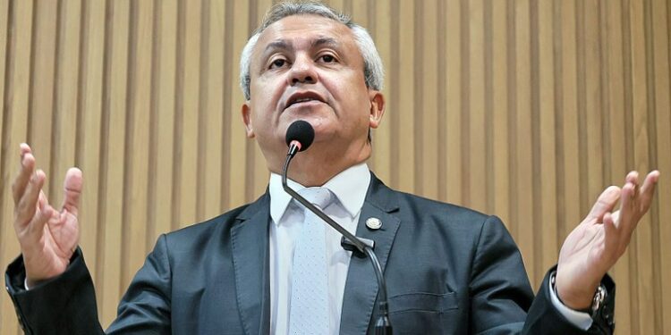 “Querem entregar o patrimônio das orlas do povo de Aracaju à gestão privada”, denuncia Elber