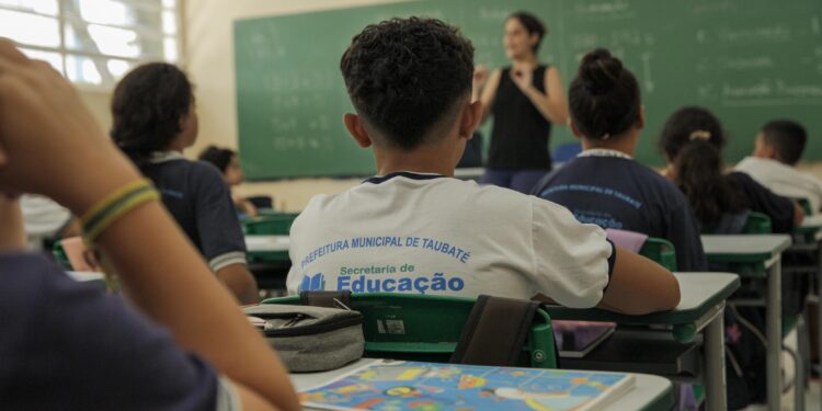STF decide que piso nacional deve ser pago a professores temporários