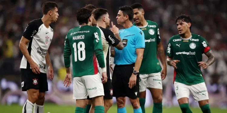 Com duas expulsões do Corinthians, Dérbi com o Palmeiras termina em 0 a 0