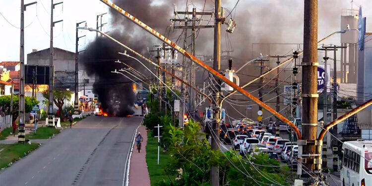 Populares realizam protesto contra falta de água no Bairro Orlando Dantas, em Aracaju
