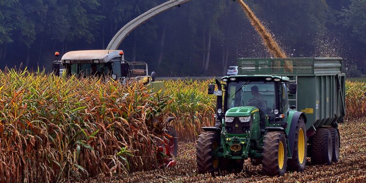 Máquinas agrícolas: Energisa orienta sobre cuidados com a rede elétrica
