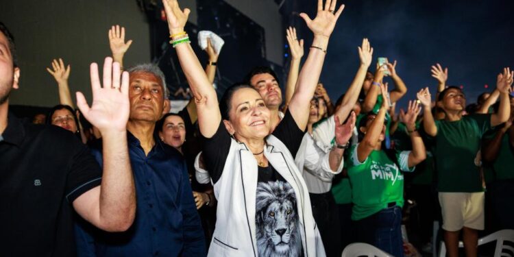 Prefeita Emília Corrêa prestigia Sermão do Monte na Orla da Atalaia