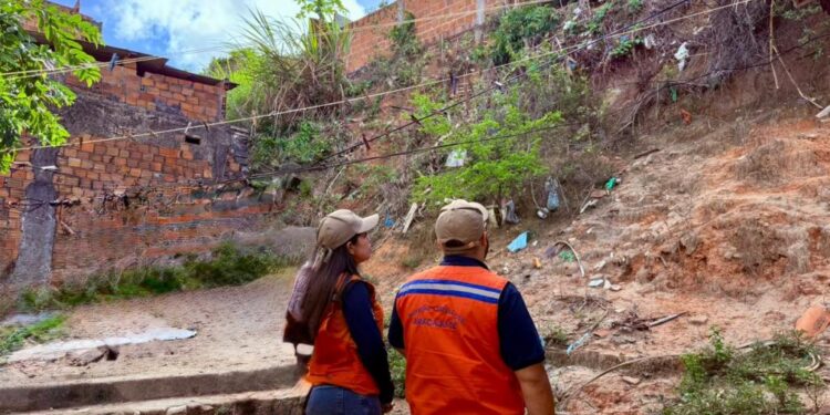 Defesa Civil realiza monitoramento e leva orientações para moradores de áreas de risco