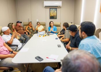 Prefeita Emília Corrêa abre escuta e debate melhorias com comissão de feirantes