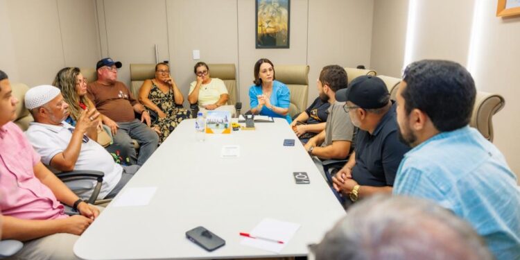 Prefeita Emília Corrêa abre escuta e debate melhorias com comissão de feirantes