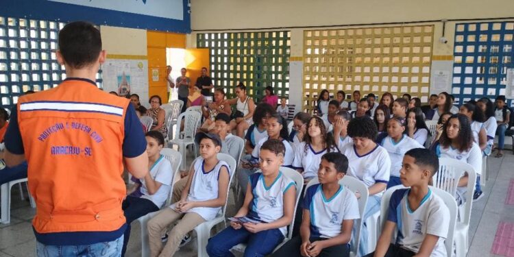 Defesa Civil de Aracaju leva ação imediata do Nupdec para dentro da escola