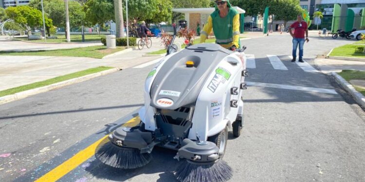 Prefeitura de Aracaju inicia varrição mecanizada para reforçar limpeza urbana