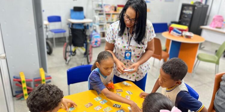 Prefeitura leva acompanhamento especializado a alunos com TEA em escolas da rede municipal