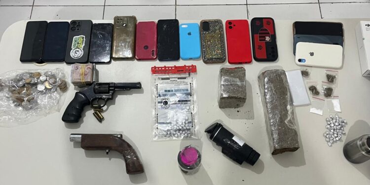 Operação conjunta entre Polícia Civil e Militar prende quatro e apreende armas e drogas em Rosário do Catete