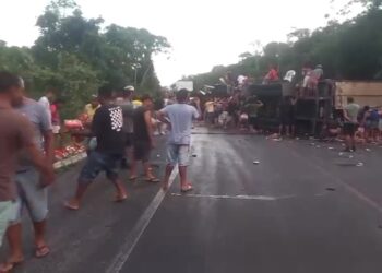 Carreta tomba e carga de cerveja é saqueada na BR-101, em Cristinápolis