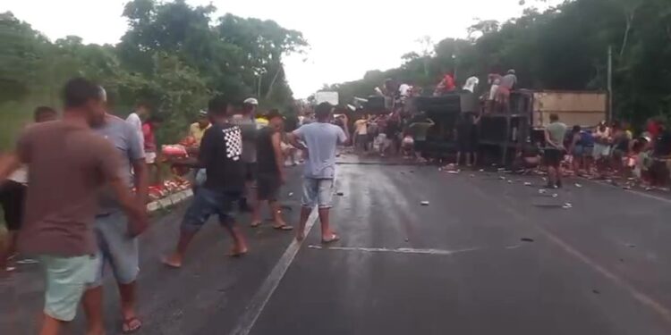 Carreta tomba e carga de cerveja é saqueada na BR-101, em Cristinápolis