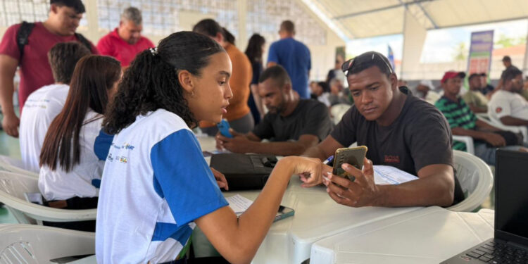 Governo de Sergipe atende mais de 300 pessoas no Mutirão do Emprego na Barra dos Coqueiros