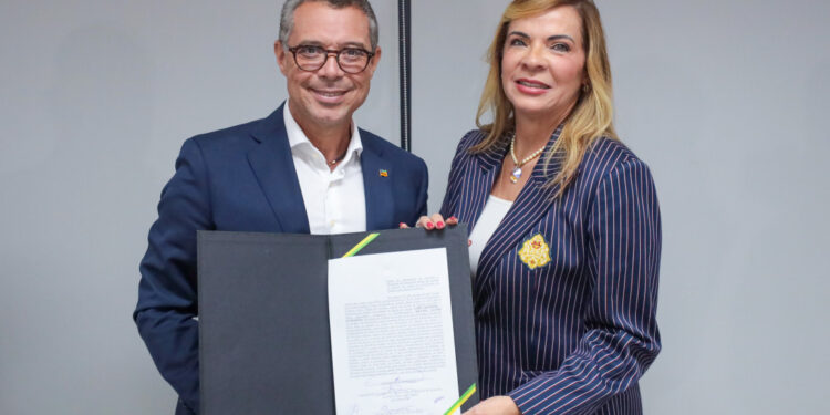 Governador Fábio transmite interinamente cargo à presidente do TJSE