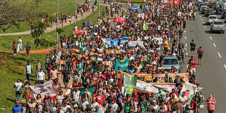 Indígenas de todo o Brasil ocupam a Esplanada dos Ministérios