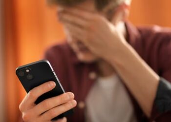 Brasil registrou mais de 180 mensagens de golpe por minuto nas redes sociais em 2025, revela Serasa Experian