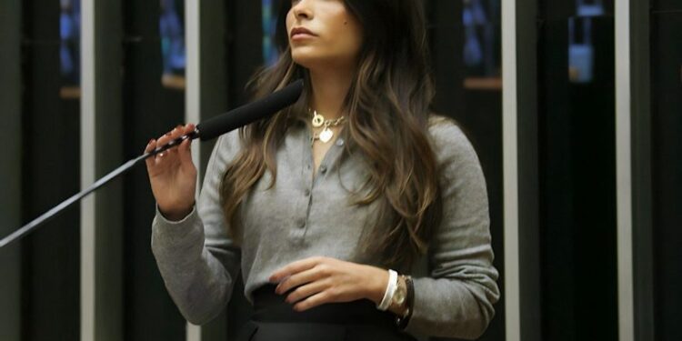 Yandra Moura avança na Câmara com urgência para projeto que cria pensão a pessoas com epidermólise bolhosa