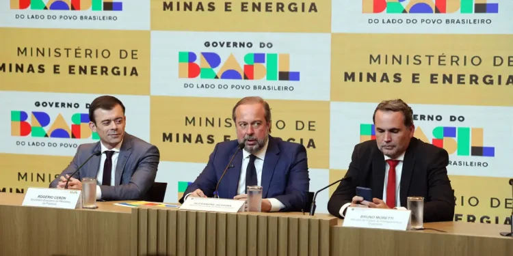 Governo federal anuncia subsídio para frear aumento no preço dos combustíveis
