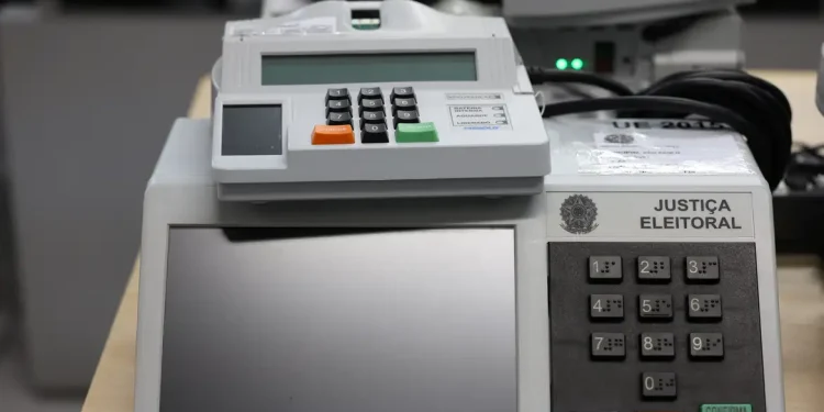 Pesquisa aponta que fake news sobre eleições miram urnas eletrônicas